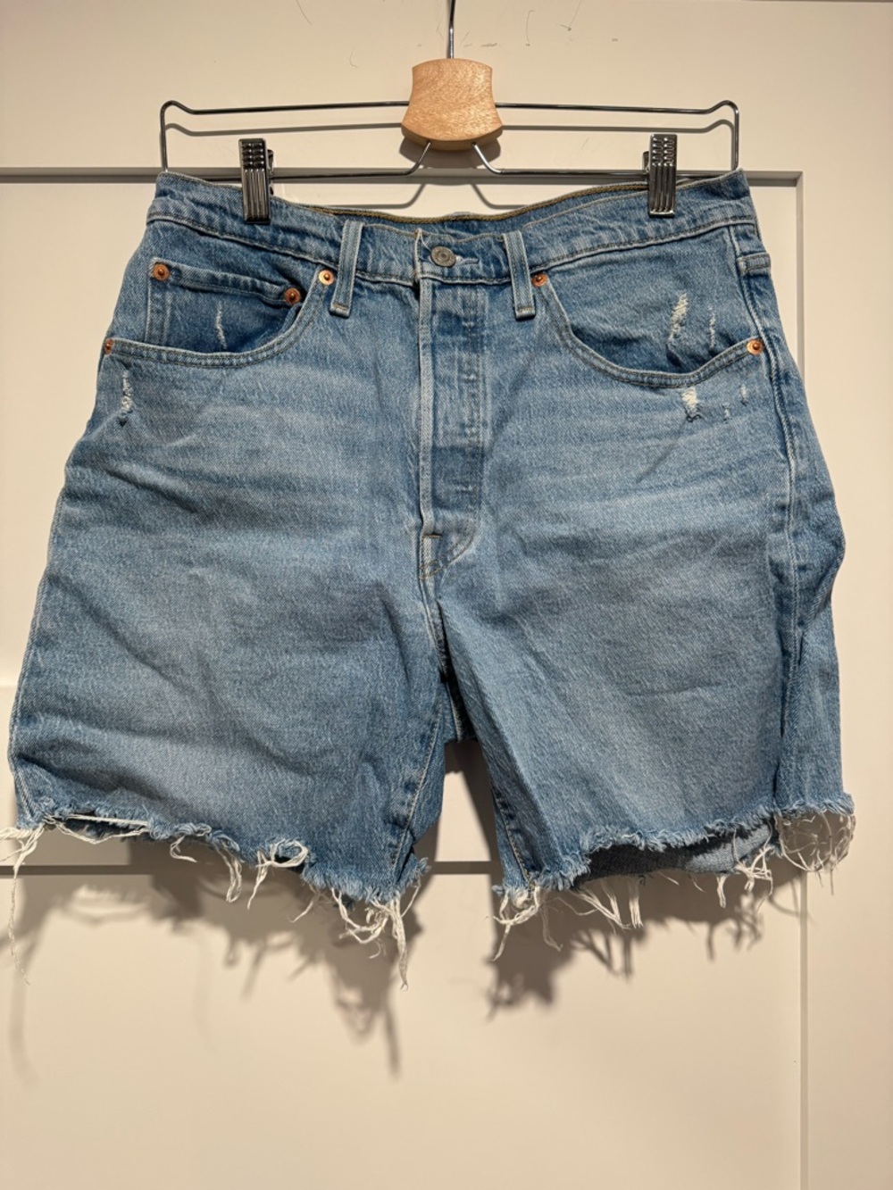 Levi’s 501 Mid Thigh Jean Short (size 30)